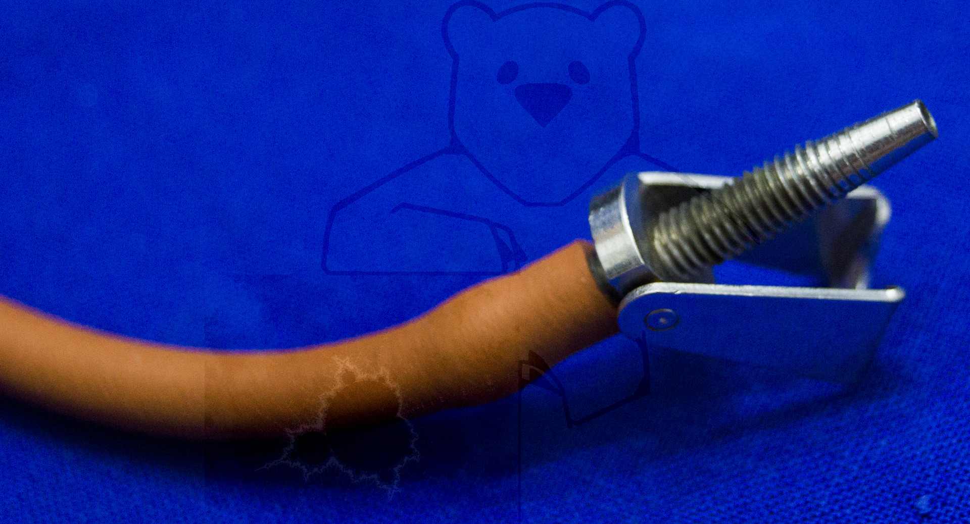Bluttransfusion mit der Blutpumpe "Transfusex", Detailaufnahme geöffneter Kanülenansatz
